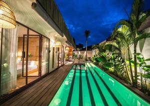 克罗柏坎Villa Ubuntu by Optimum Bali Villas的房屋中间的游泳池
