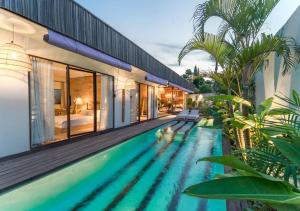 克罗柏坎Villa Ubuntu by Optimum Bali Villas的房屋前的游泳池