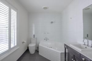 本迪戈Mark and Kate's Place的白色的浴室设有浴缸、卫生间和水槽。