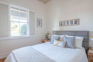 本迪戈Mark and Kate's Place的白色的卧室设有一张大床和一个窗户