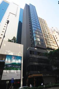 香港丽骏酒店的城市中一群高大的建筑