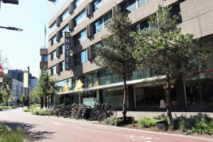 埃因霍温Crown Hotel Eindhoven Centre的停在大楼外的一群自行车