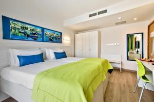 圣保罗湾城桑塔纳酒店的一间卧室配有一张大床和一张书桌