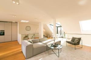维也纳Mint@Naschmarkt Premium Apartments的客厅配有沙发和桌子