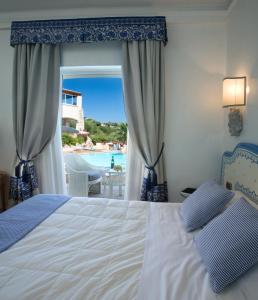 切尔沃港佩特拉比安卡酒店的一间卧室配有一张床,享有游泳池的景色