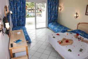 Hotel Nesrine Hammamet客房内的一张或多张床位