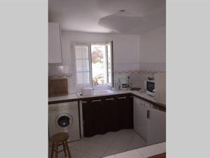 科尔特城堡公寓的白色的厨房配有水槽和洗碗机