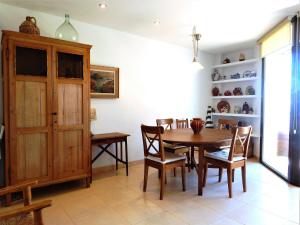 埃斯塔蒂特Apartment La Platja by Interhome的一间带木桌和椅子的用餐室