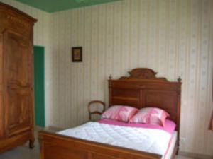 TrefconLeval的一间卧室配有带粉红色枕头的床。