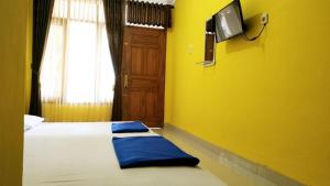 Omah Kemiri 5 Yogyakarta客房内的一张或多张床位