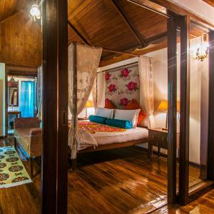 哈夫洛克岛门卓海洋度假酒店的一间卧室,卧室内配有一张天蓬床