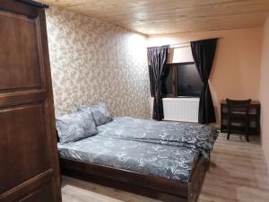 西格伏沙尔克Къща за гости ЕКО的一间小卧室,配有床和窗户
