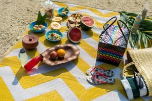 哈夫洛克岛门卓海洋度假酒店的野餐毯,上面有食物和小吃