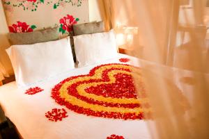 哈夫洛克岛门卓海洋度假酒店的床上红花制成的心
