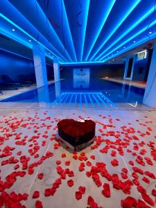 地拉那Black Diamond Hotel的舞池里满是红玫瑰的房间