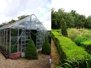 维斯贝希Kenilworth Garden Accomodation的两个温室和花园的照片
