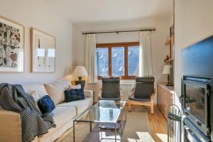 上阿兰Luderna - Apartamento Tanau A1 Esquirós的客厅配有沙发和桌子