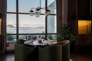 奥勒松奥勒松品质酒店的一间带桌子和大窗户的用餐室