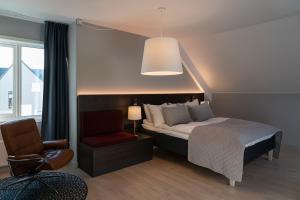 奥勒松奥勒松品质酒店的一间卧室配有一张床、一把椅子和一盏灯