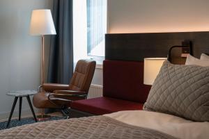 奥勒松奥勒松品质酒店的配有一张床和一把椅子的酒店客房