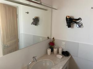 JangaTaverna do Paraiso的一间带水槽和镜子的浴室