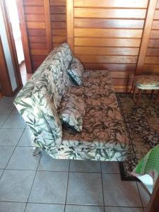 伊利亚孔普里达Ilha Comprida-Casa Madeira-Conforto Familiar的沙发坐在房间的角落