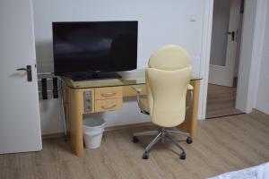 迈内尔茨哈根Gasthof Bittner的办公室,配有桌子、椅子和电视