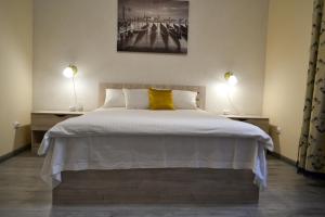 利沃夫Aquamarine apartments Lviv的卧室配有一张大床,两边都配有两盏灯