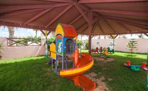 杰尔吉斯乐拉梅里亚姆酒店及俱乐部的儿童游乐场,草地上设有游戏设备