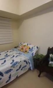 Affordable and Comfortable Serin East Tagaytay Condominun客房内的一张或多张床位