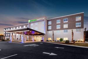 尼斯维尔Holiday Inn Express & Suites Niceville - Eglin Area, an IHG Hotel的酒店大楼前面设有停车场