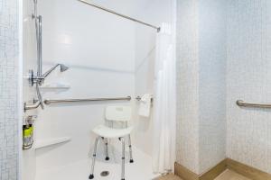 尼斯维尔Holiday Inn Express & Suites Niceville - Eglin Area, an IHG Hotel的浴室设有白色凳子和淋浴