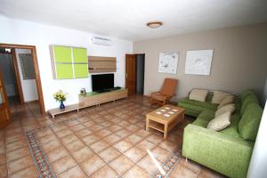 迈阿密普拉特亚Villa Atenea的客厅配有绿色沙发和桌子