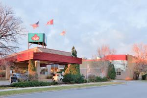 温尼伯Canad Inns Destination Centre Windsor Park的一间挂着旗帜的快餐店