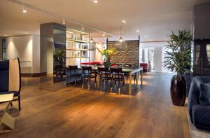 阿姆斯特丹阿姆斯特丹姆金普顿德威特酒店的用餐室以及带桌椅的起居室。
