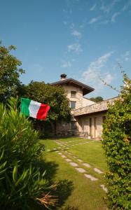 普埃尼亚戈Holiday Home Sovenigo的院子内房子的旗帜
