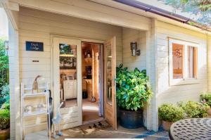 PyecombeDuck Lodge B&B with Hot Tub的通往种植盆栽植物的房子的门