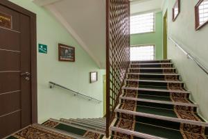 派蒂哥斯卡Pansionat Iskra的绿色墙壁的房间内的楼梯