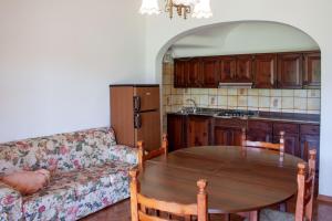 杜纳维德VILLA ROSA的一间厨房,内设一张桌子和一张沙发