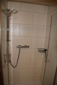 韦松纳Gentianes COSY & MOUNTAIN apartments的带淋浴喷头的浴室