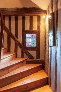 翁弗勒尔La Venelle Saint Jean的客房设有木制楼梯和窗户。