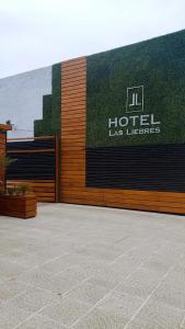 比亚瓜伊Hotel Las Liebres的建筑一侧的酒店标志
