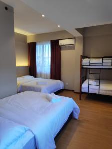 斯里巴加湾市EZ Suites的酒店客房 - 带2张床和2张双层床