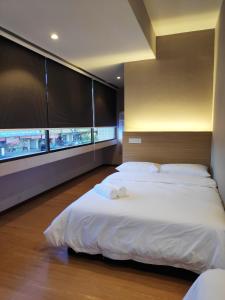斯里巴加湾市EZ Suites的一间卧室设有两张床和大窗户