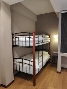 EZ Suites客房内的一张或多张双层床