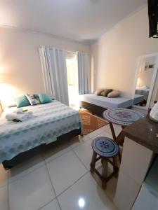 阿布拉奥Flats Jordão的一间卧室配有一张床和两张凳子