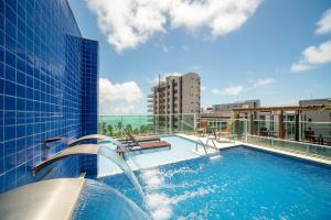 马塞约坦巴基海滩酒店的一座大楼顶部的游泳池