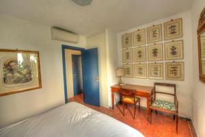 韦内雷港卡萨德尔皮思卡托尔酒店的一间卧室配有一张床、一张桌子和一张桌子
