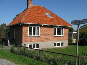 韩德斯泰德Fuglevænget的砖屋,有橙色的屋顶和街道标志