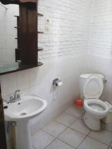 布琼布拉VAYA APARTMENTS Kiriri with Panoramic View的白色的浴室设有卫生间和水槽。